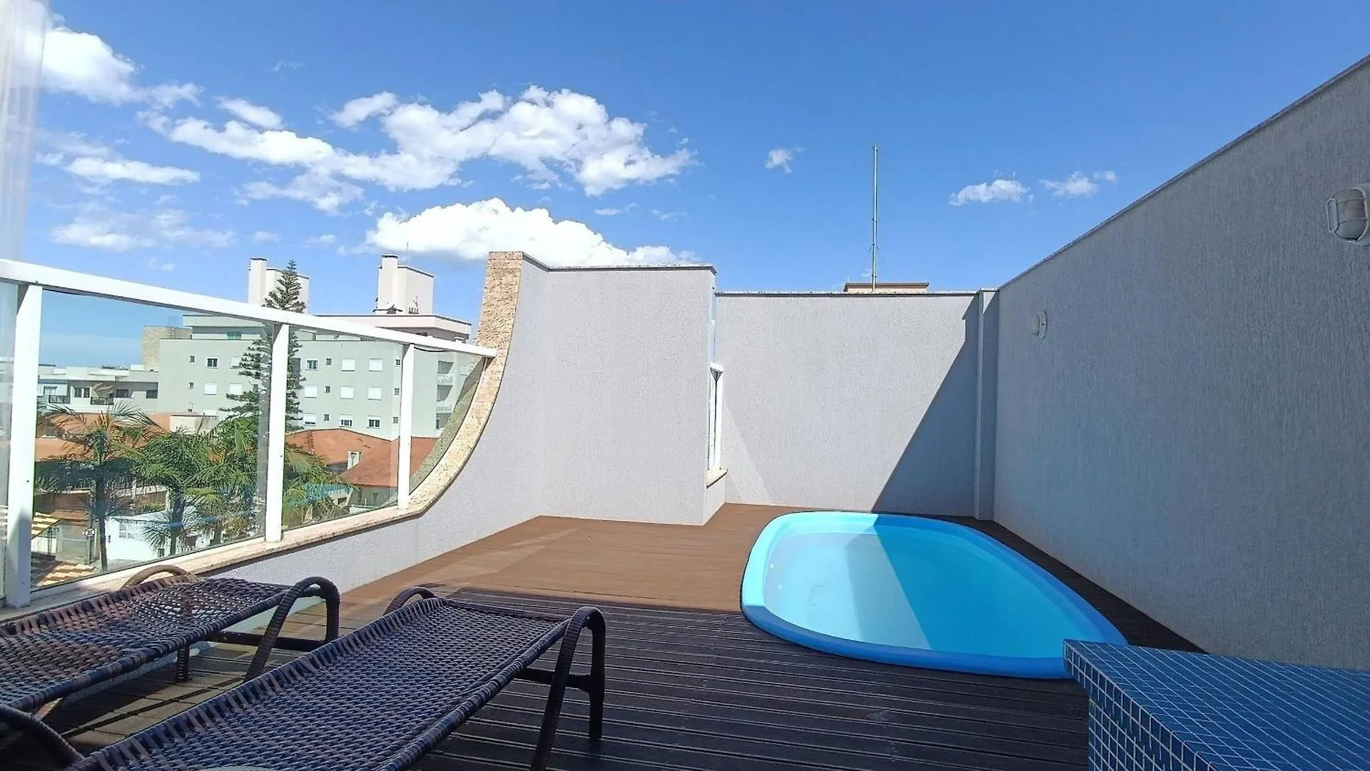 Ampla Cobertura 2 Suites Piscina Privativa بومبينهاس
